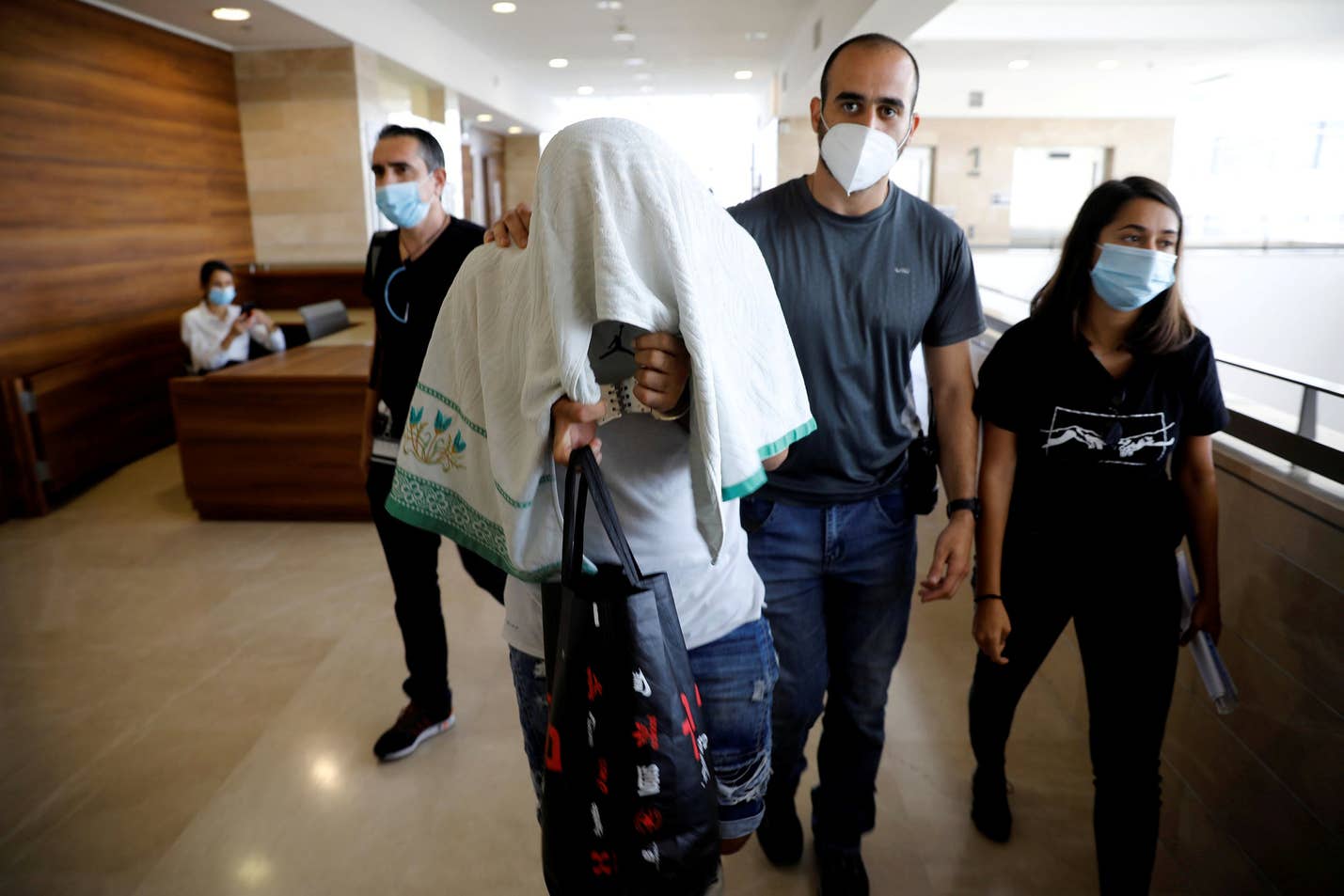 “30人排队轮奸16岁少女案”轰动以色列，引发全国大游行