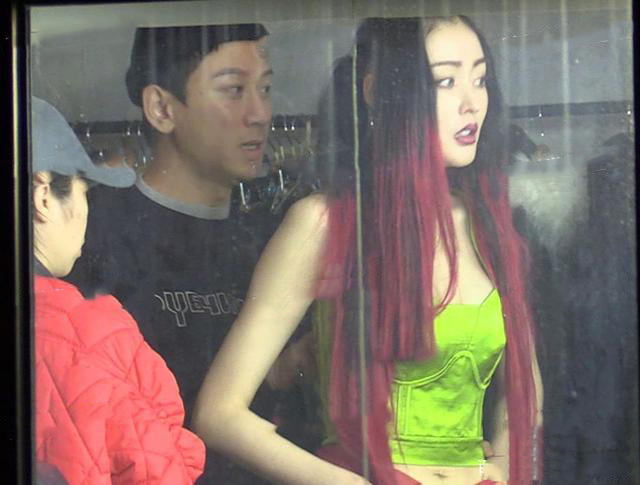 张天爱穿吊带大秀好身材，妆发遭吐槽太雷人，网友评价全靠颜值撑