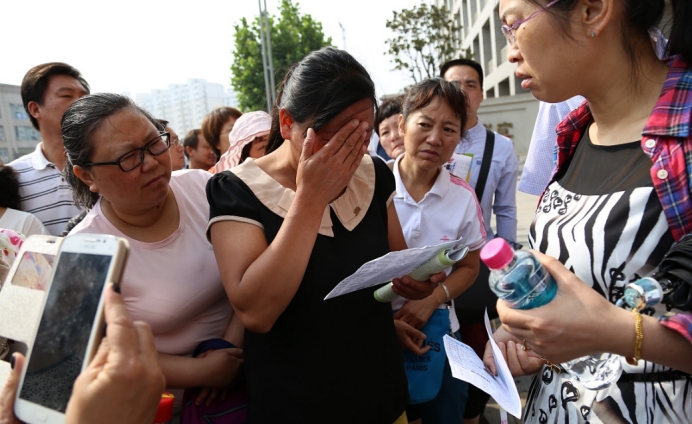 高考结束铃声响起，考生母亲“坐地大哭”，这个问题很严重