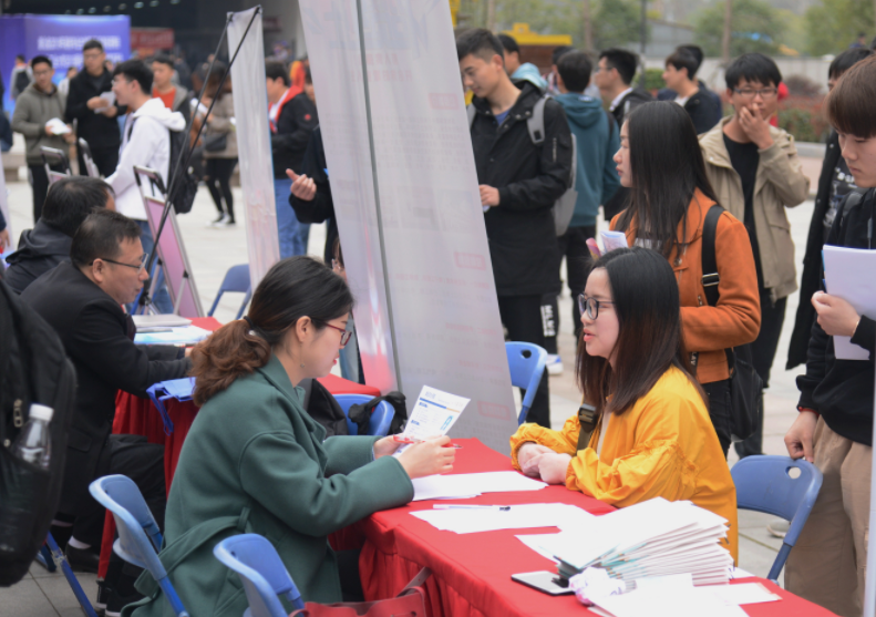 就业协议别随便签，丢了应届生身份，跳槽和考编制都可能吃亏