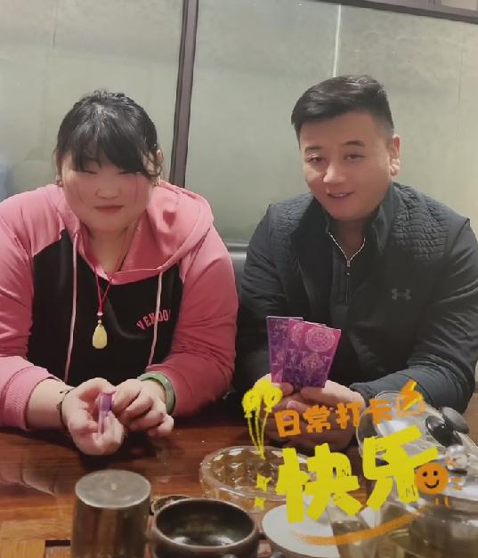 大衣哥女儿胖回来了？为减肥营老板庆生，戴玉镯金耳坠，贵气十足