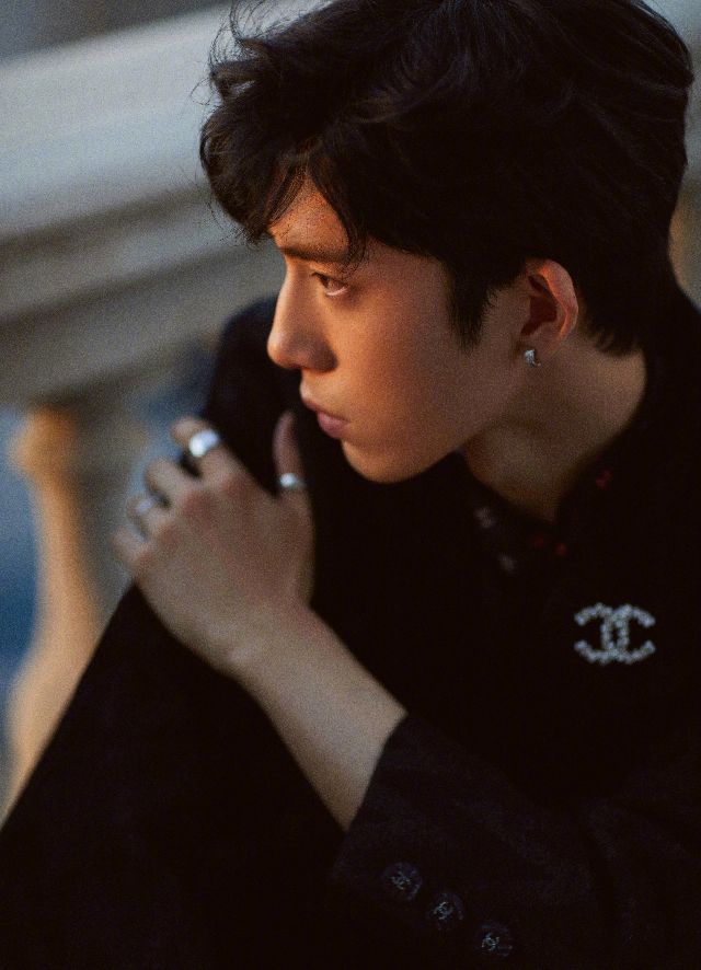 意境夕阳下男生侧脸头像图片