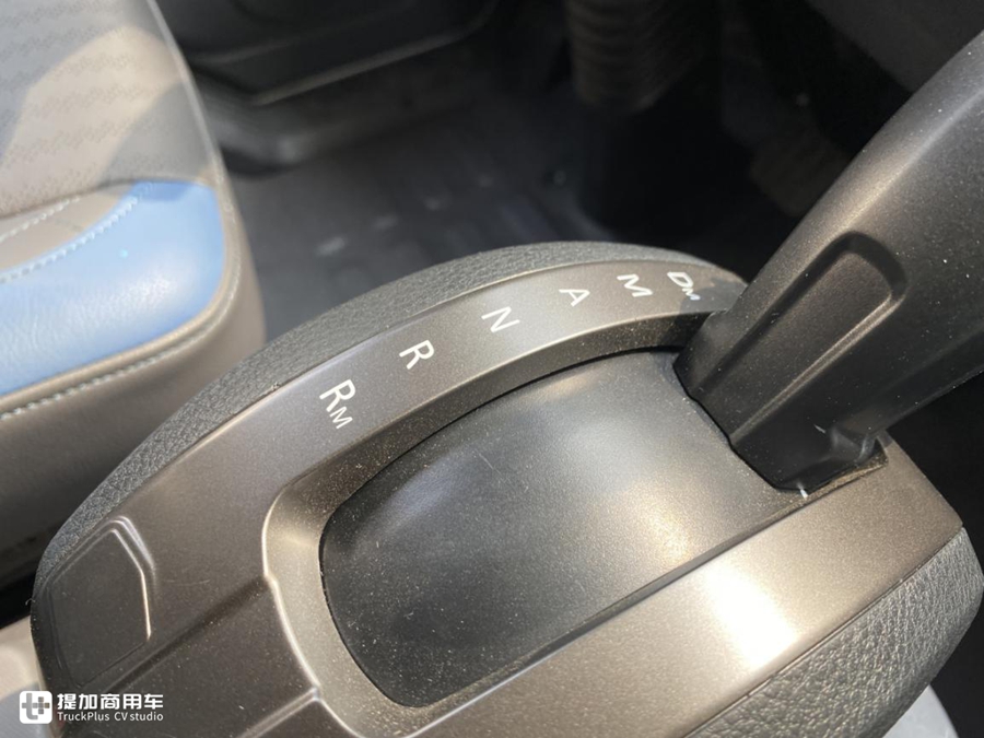 福田欧航R系载货车实拍，9.6米车型货箱做到了9.8米，配置真高端