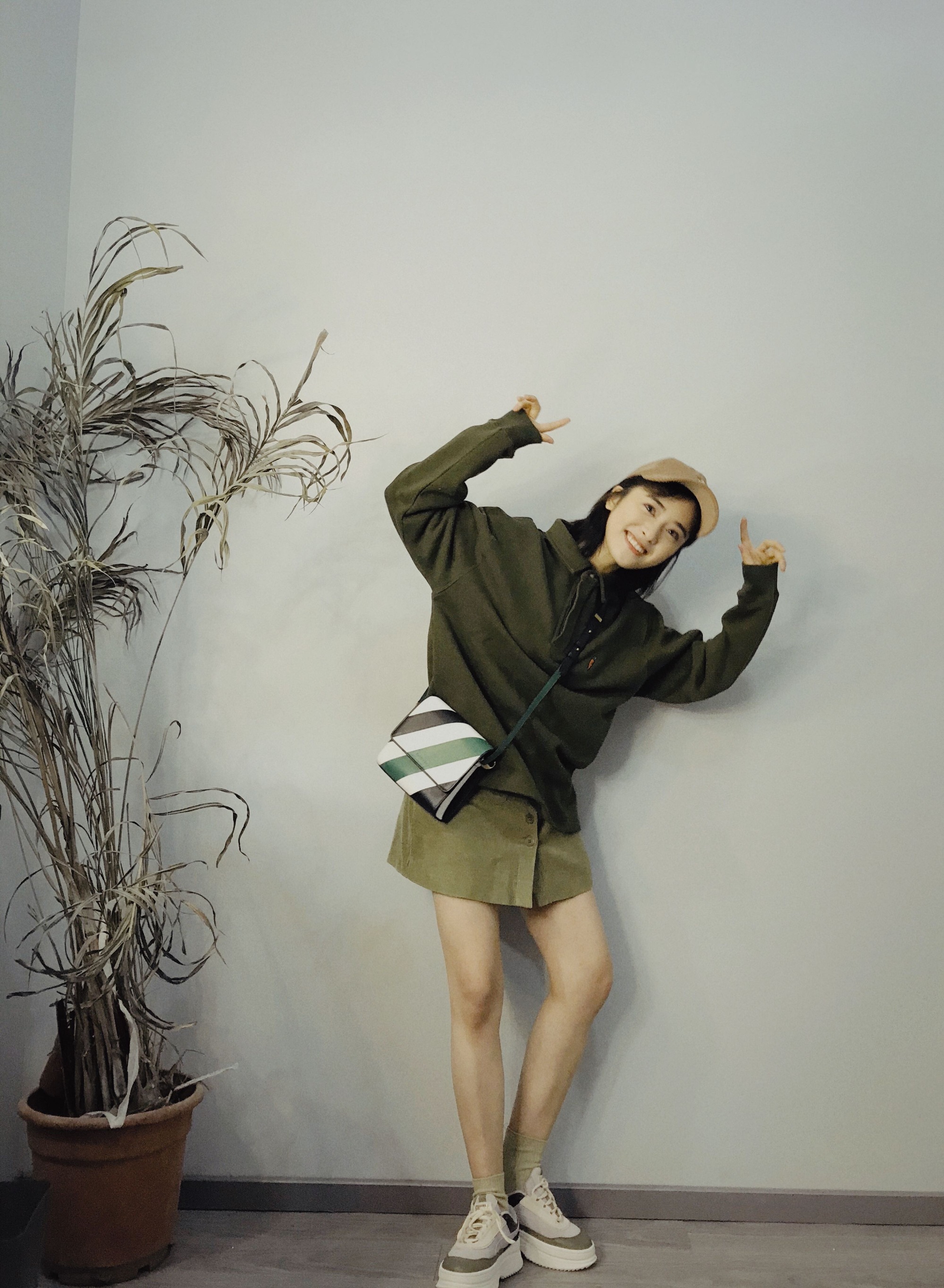 沈月晒"春游照",身穿格子衬衫配灰西装外套,日系风格清新可爱