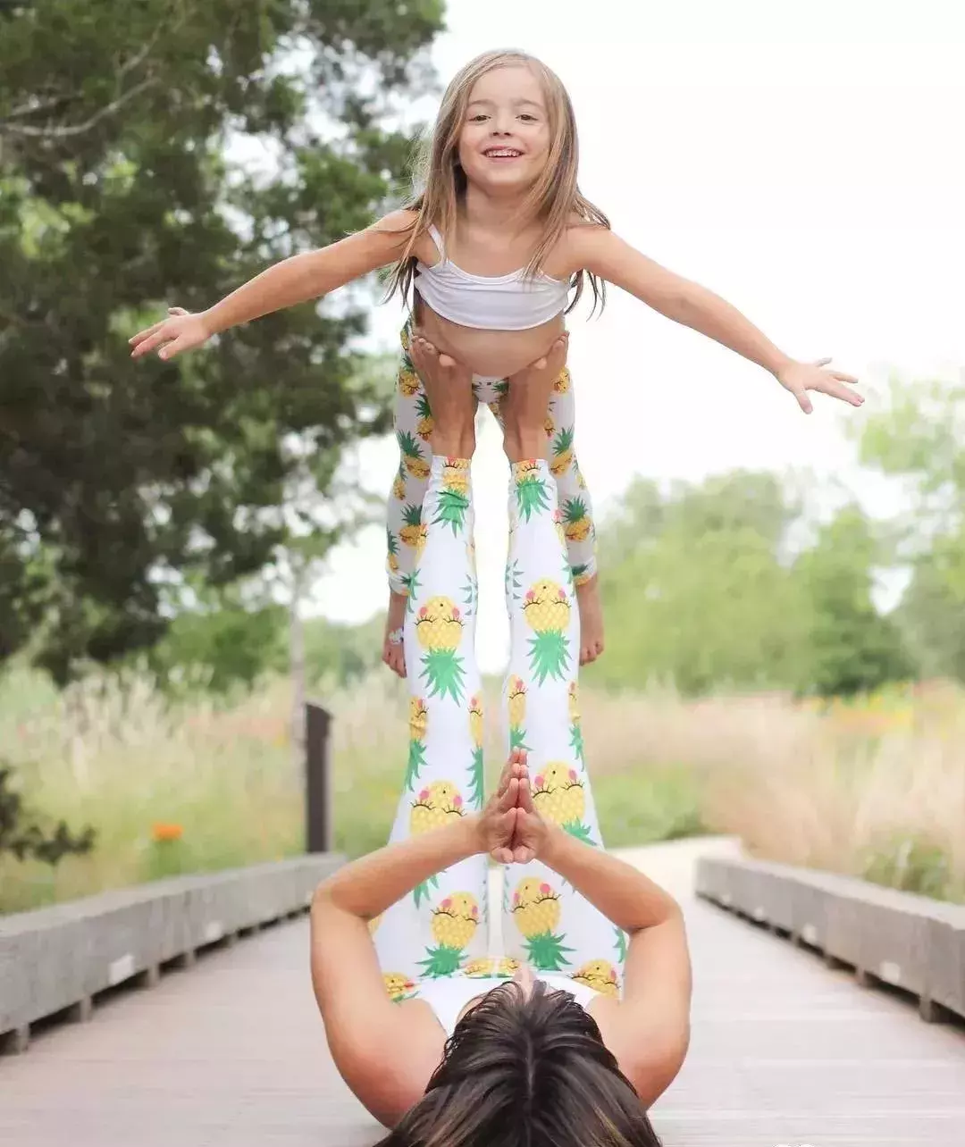 太美了！10个适合摆拍的亲子瑜伽体式，有娃的一起发朋友圈啦