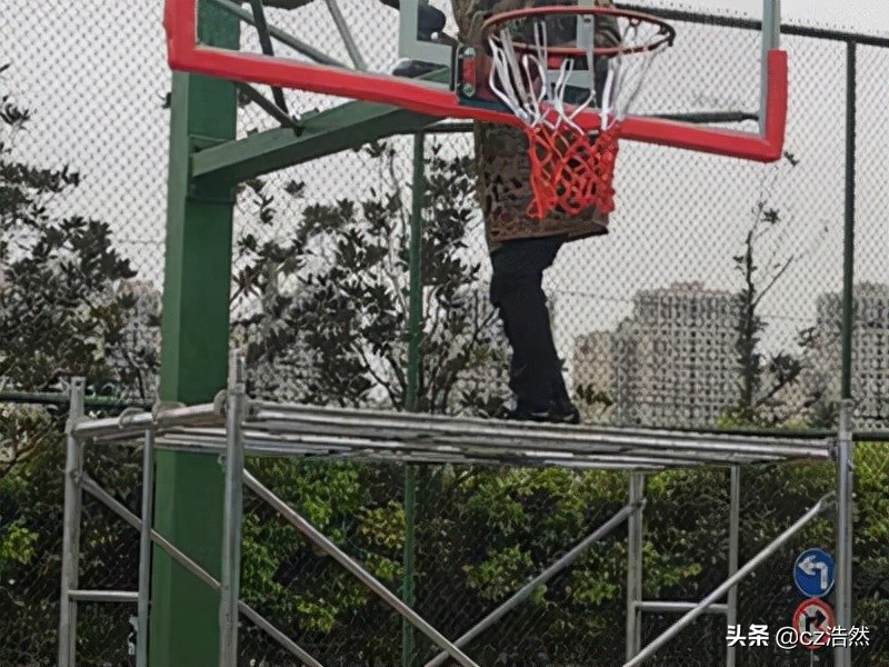 篮球架板标准尺寸(篮球架上的篮板坏了怎么更换？)