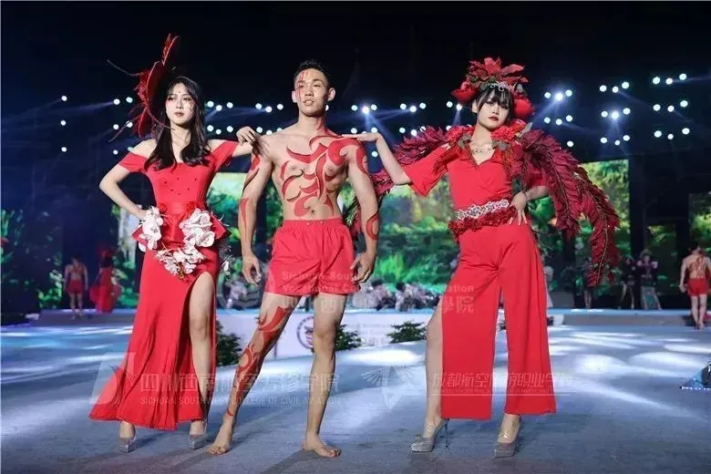 金堂一高校被誉为“四川最美大学”，民航类专业非常有优势