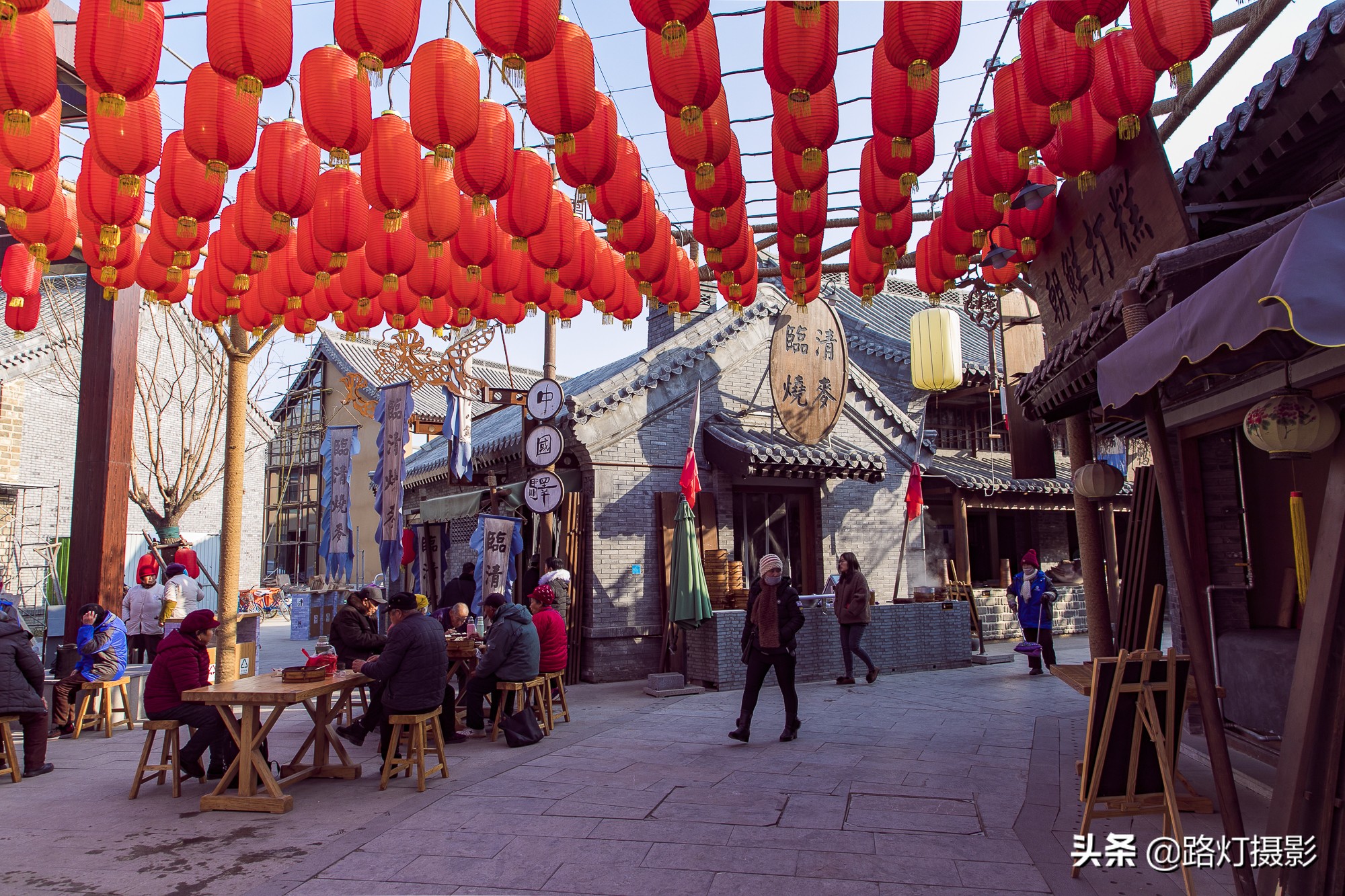 齐河中国驿泉城中华饮食文化小镇,古朴的仿古建筑,街上锦旗招展,各式