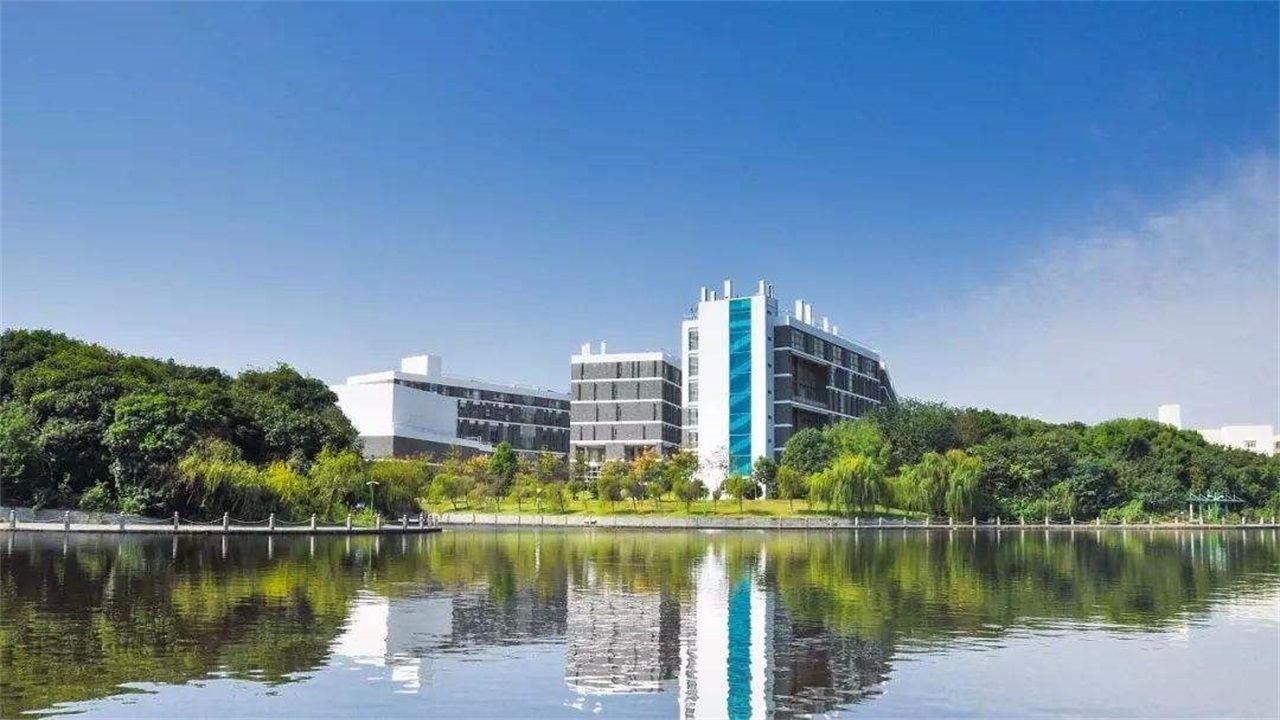 亚洲第一大门在哪里(我国最"豪气"的大学校门:全长323米,被称"亚洲第