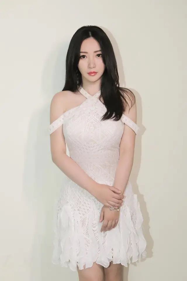 女黑木儿图片搜索(柳岩身材真丰满,穿黑色x领"木耳"短裙,藏不住凹凸好