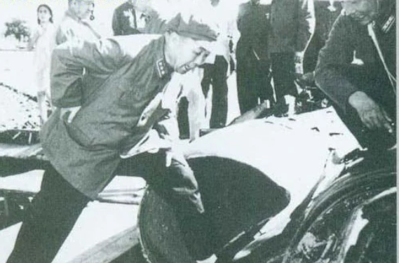 “雷公爷”刘亚楼顶撞毛泽东，毛主席却说：他说了算吧，我管不了