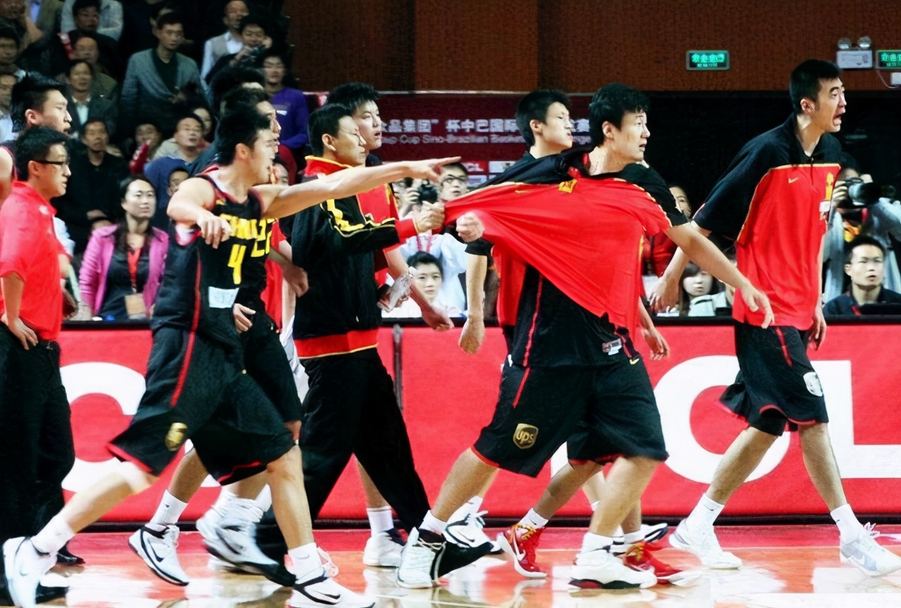 中巴男篮比赛打架(2010年热身赛，中国男篮与巴西男篮打架斗殴，导火索是什么？)