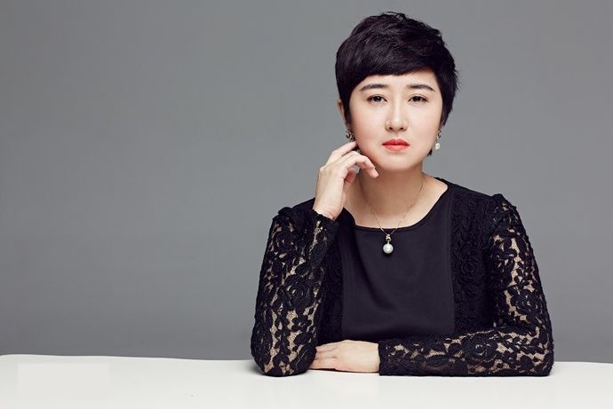 1995年,王玎因为忍受不了张纪中层出不穷的八卦绯闻