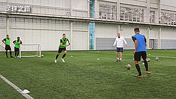 足球快速压迫对手需要什么（一堂完整的1v1压迫训练课）