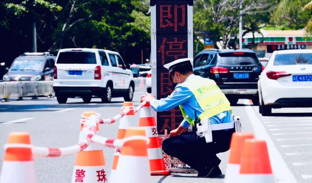 深圳宝马高速狂飙151，得知超速司机笑出来：幸好今天带上老婆