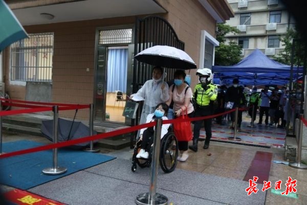 感动！开绿色通道，全程护送，他们让考生顺利进了考场