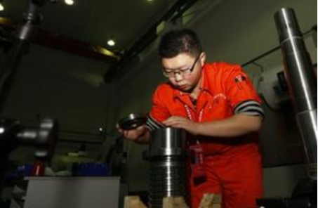 2011年他不顾家人反对，从北大退学改读技校，后来怎么样了