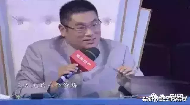 迁祖坟时发现陪葬的两件翡翠，一件价值不菲，另一件可就……