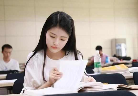 进入大学之前，学生需要准备好“一档三证”，大学期间很有用