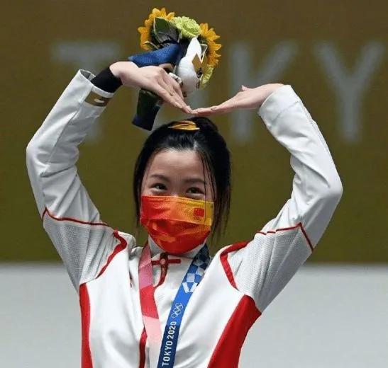 新晋奥运冠军杨倩上综艺，被劝“别进娱乐圈”，反面案例太多了