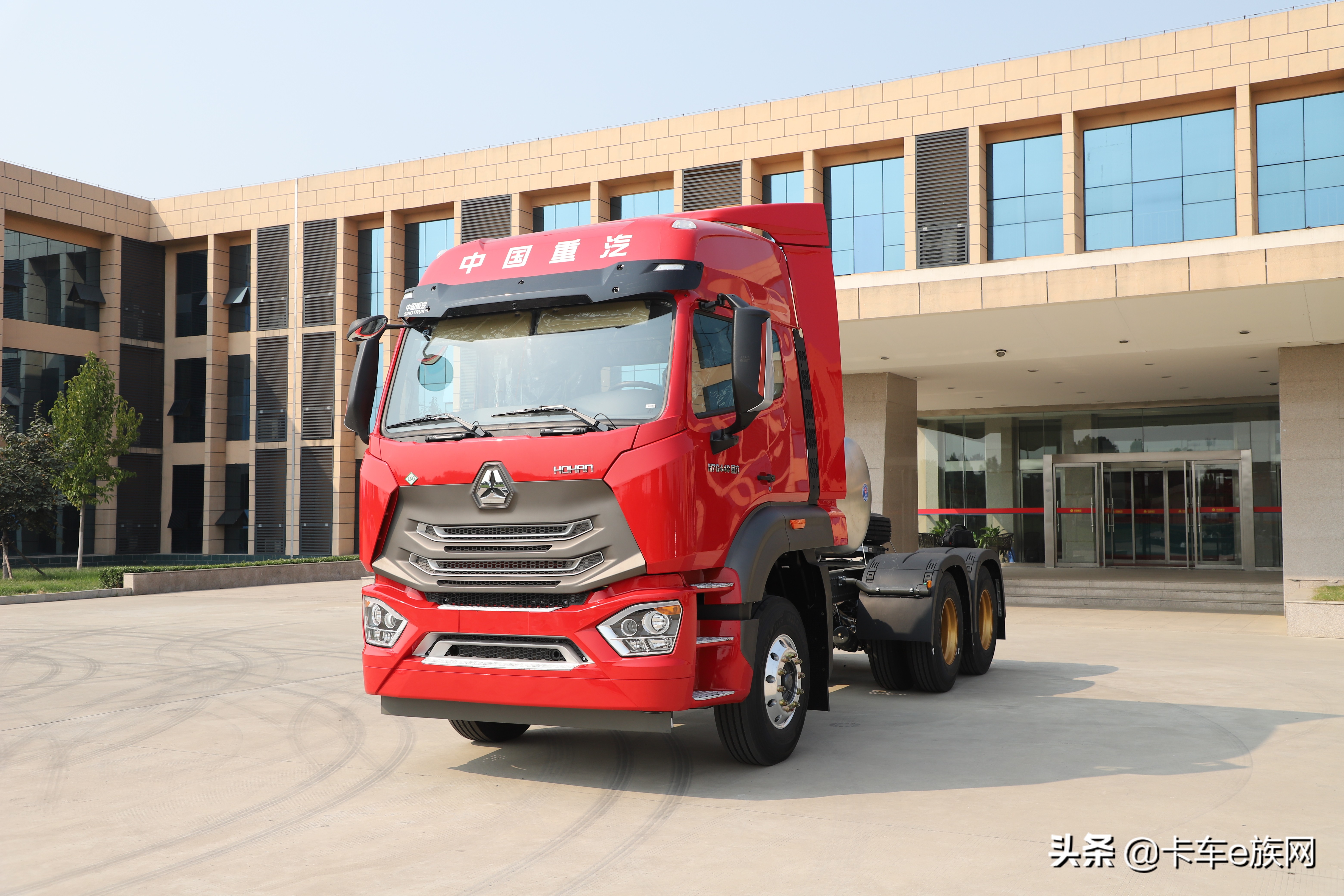 国六牵引车一样不烧尿素,中国重汽豪瀚LNG 6×4牵引车深度评测