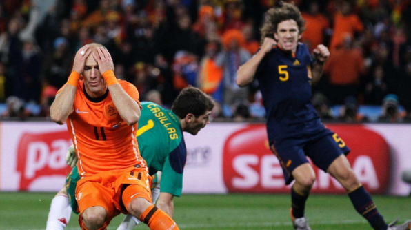 2010乌拉圭vs荷兰(一次单刀扑救决定金球奖！当年世界最佳10号，却被巴萨3人压制)