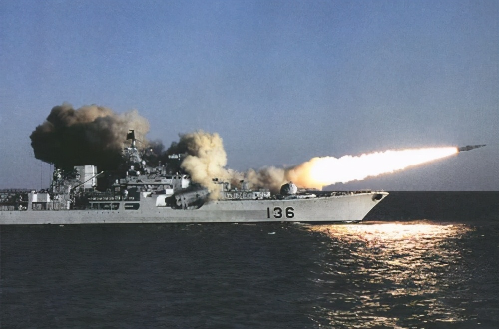 1996年台海危机的尴尬场面，海军太落后，把陆军榴弹炮拉上船