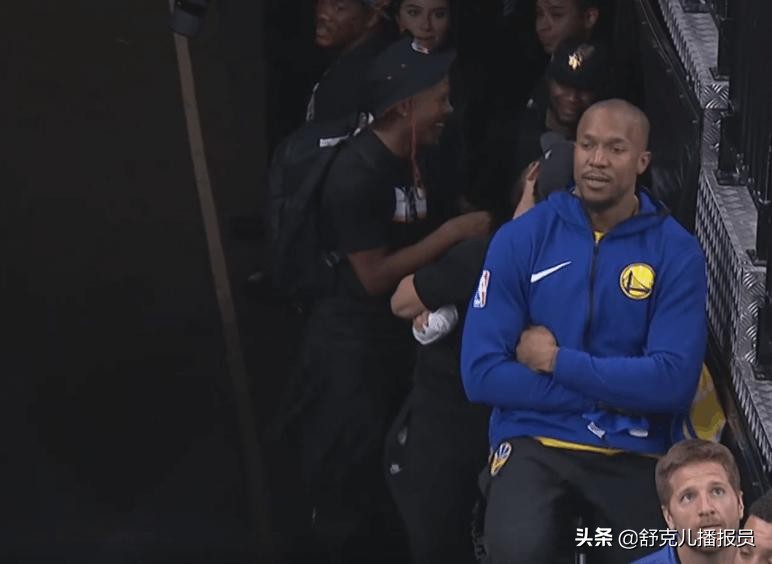 nba打球有空调吗(揭开真相，为何NBA球员下场后要立刻穿上外套，难道球馆太冷了？)