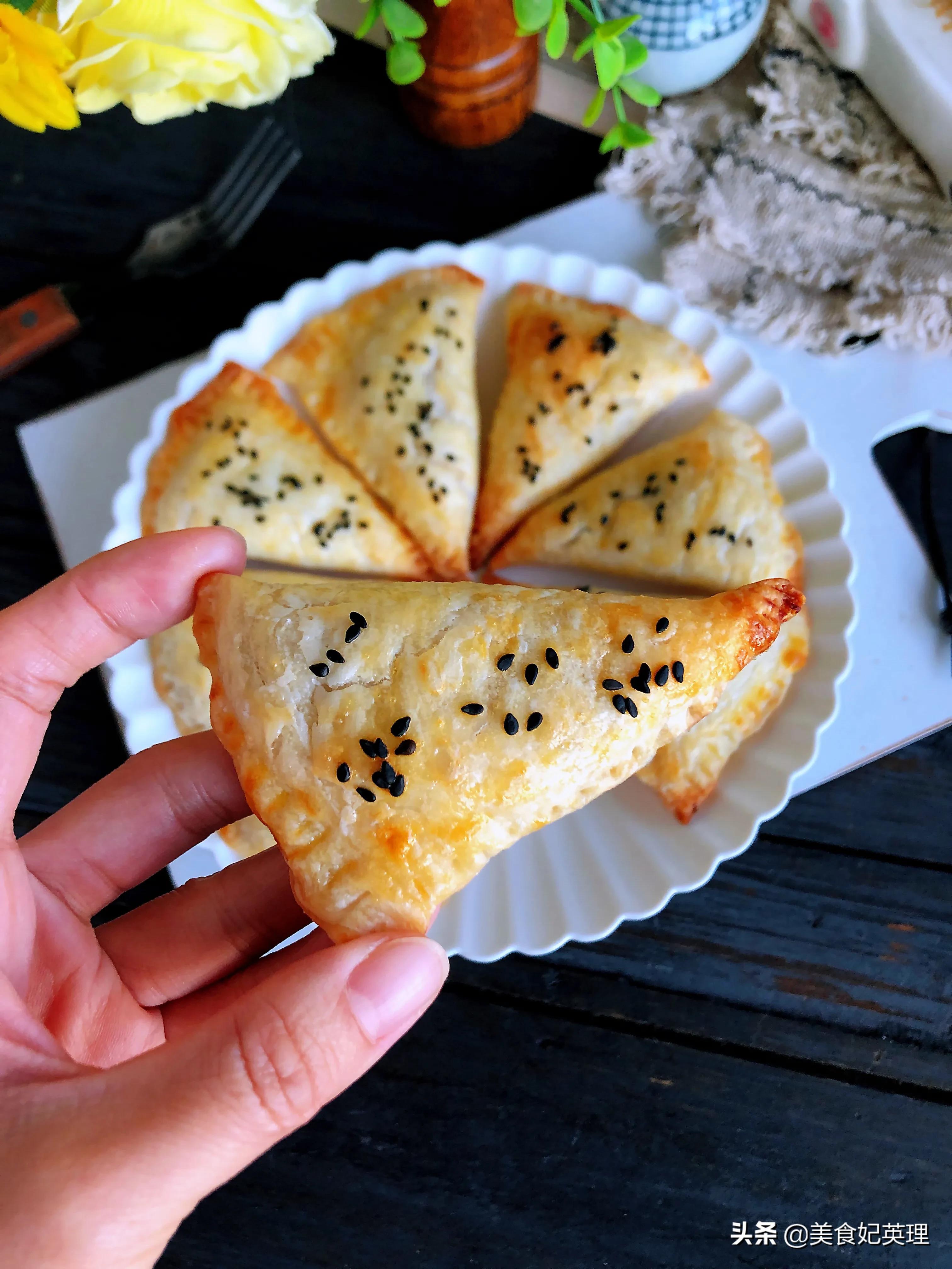 儿子最爱吃这甜品，香甜香蕉馅儿夹心，外皮酥掉渣，自己做超简单