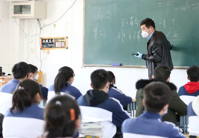 高考工厂翻车了？全校仅一名同学考上清华，考上985的也寥寥无几