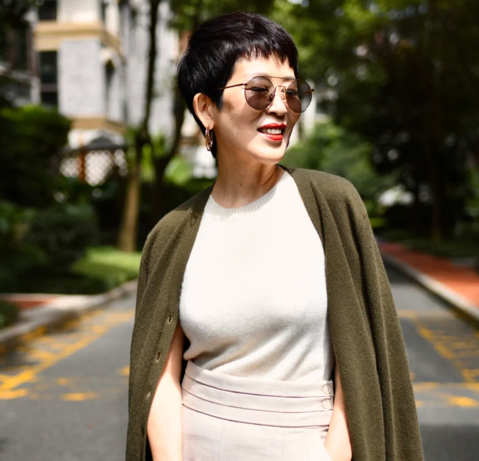 老年人别总烫小卷发型,三位60岁时髦奶奶的减龄发型,非常洋气