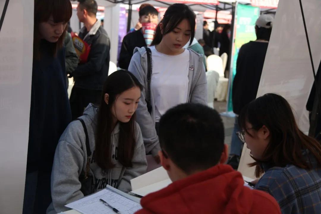 四川水利职院双选会，部分单位薪资上万，150余家单位求贤若渴