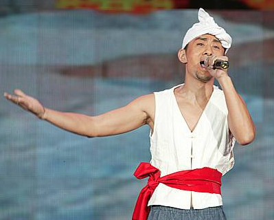 靠一件"羊皮袄"爆红的阿宝,身份被揭穿,51岁的他成了这幅模样