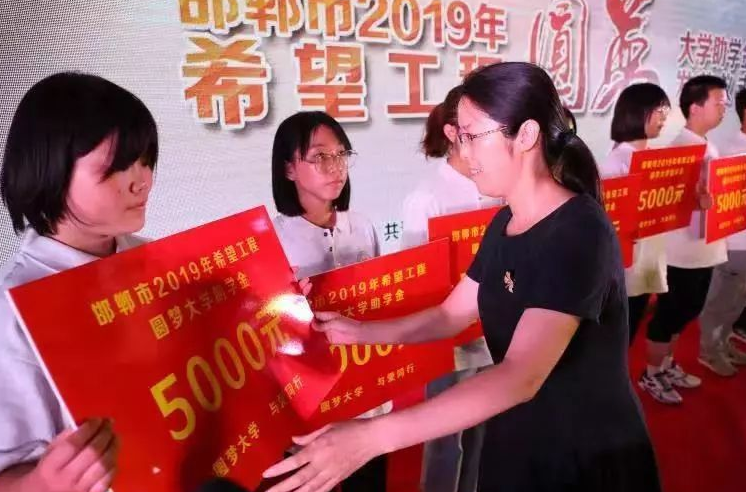 上大学后才知道，那些拿补助的“贫困生”，可能并不是真“贫穷”