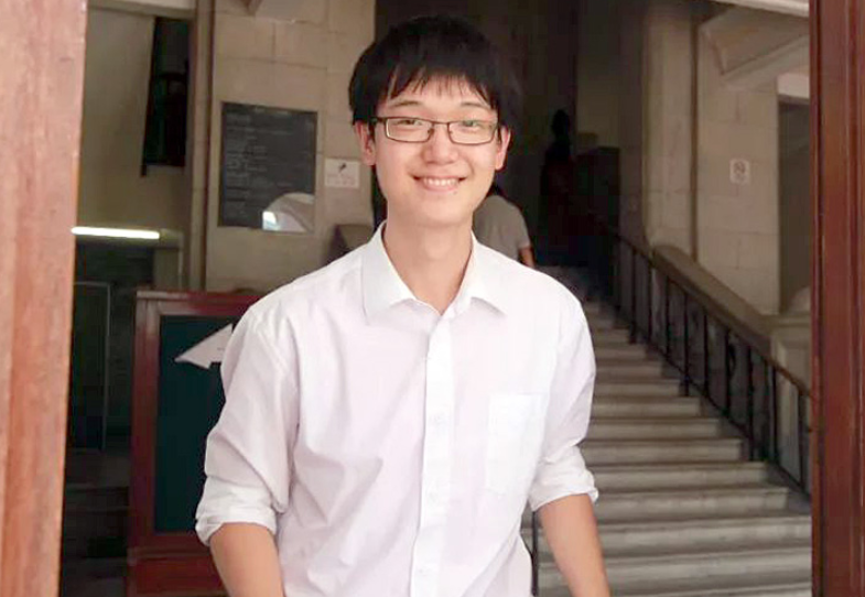 2010年，李泰伯考703分夺北京理科状元，却被美国11所名校拒收