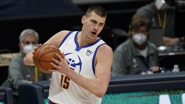 nba三双王有哪些(全能王！盘点NBA拿到三双最多的十大球星：詹姆斯仅排第五名)