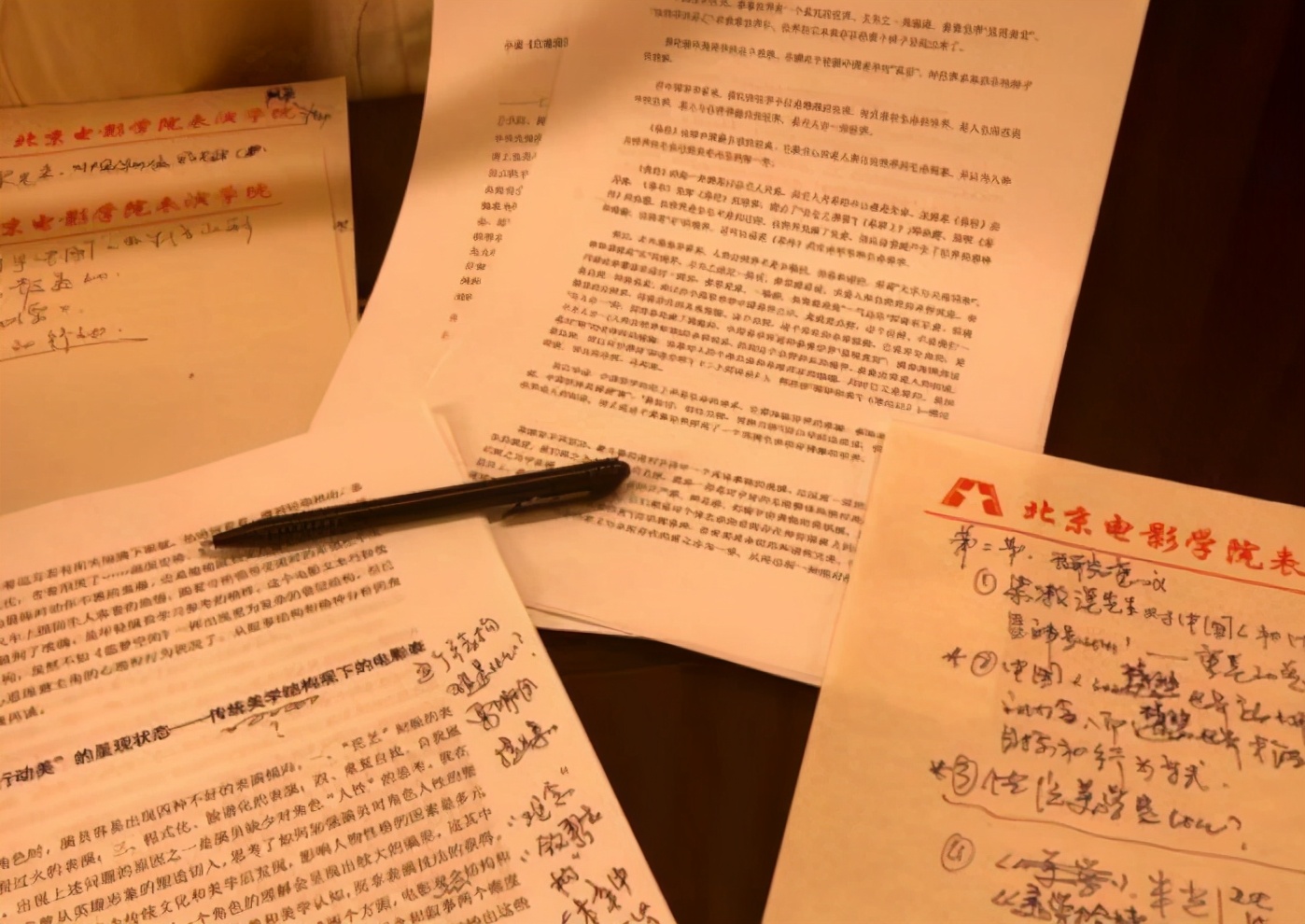 毕业生论文“花式致谢”，比起长篇大论，直接用4个字就概括完毕