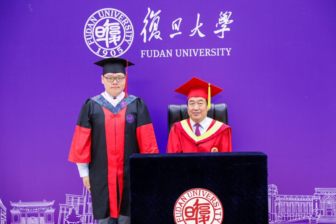 毕业季，复旦大学书记校长喊毕业生合影啦！