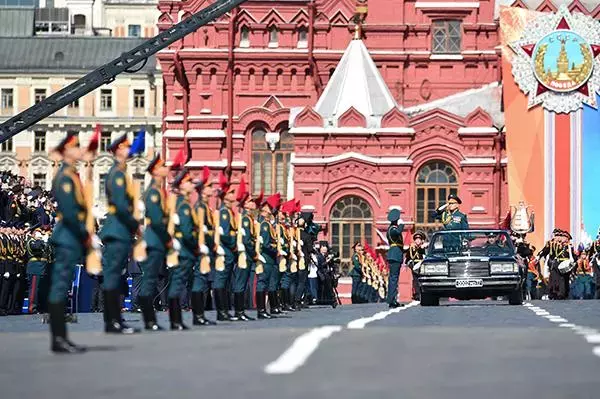 俄罗斯世界杯球队用车(俄罗斯红场阅兵上的中国元素，宇通客车组成“特殊方阵”)