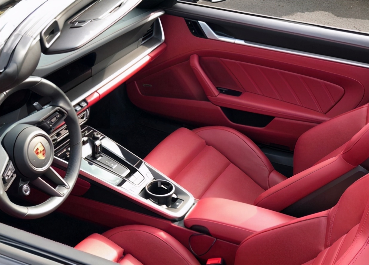 敞篷保时捷911实拍！3.8T引擎爆发478kw，新造型比法拉利帅气