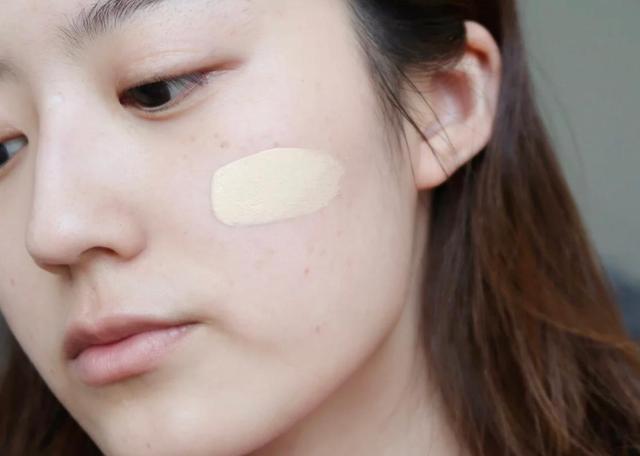 热门粉底液“优缺点”：阿玛尼氧化快，沁水遮瑕一般，DW最持久