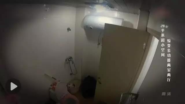28㎡小窝进门就是卫生间，女儿睡厨房，如何拯救局促的三口之家？