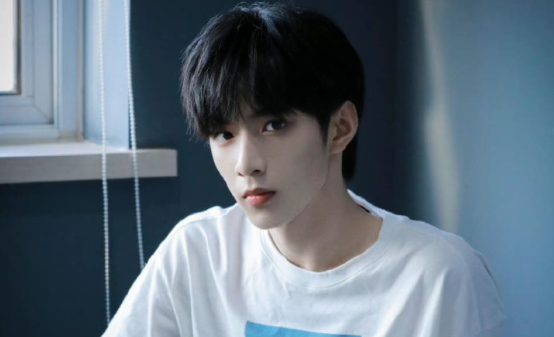 刘耀文现身重点高中，穿校服在班内上课被举报，官方却称未录取