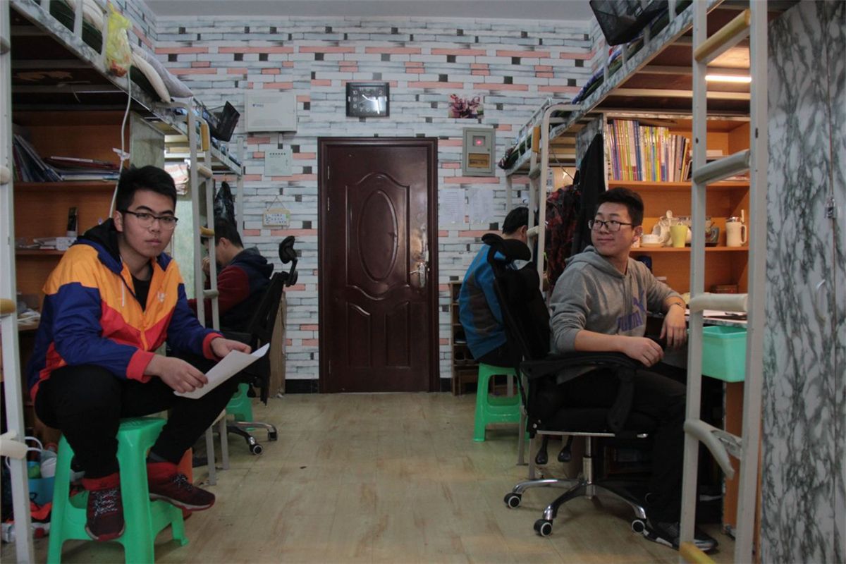 大学期间，为何宿舍一到晚上11点就会熄灯？学姐：无非3个原因