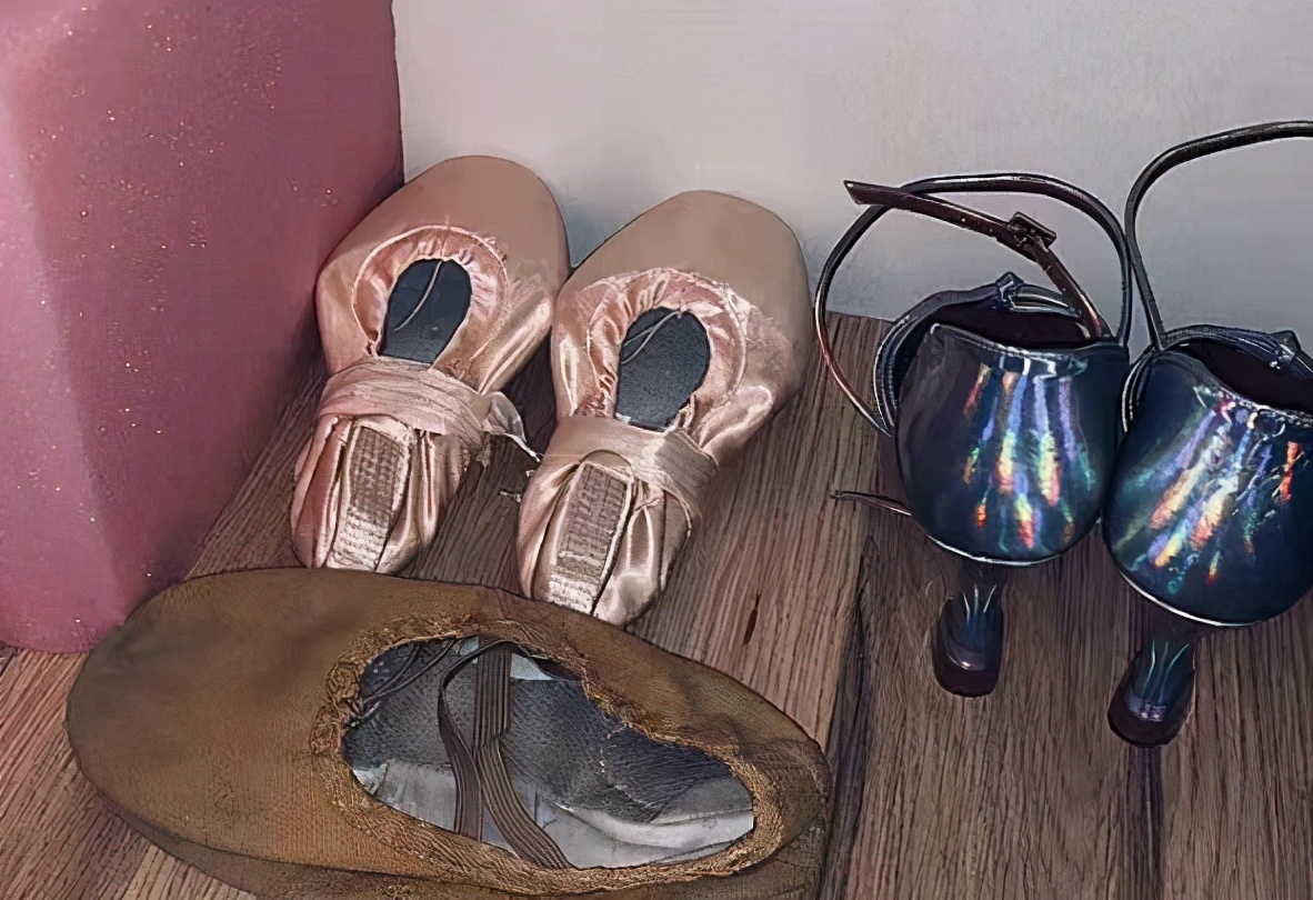 女生脏臭练功舞蹈鞋图片(艺体学生的“扔鞋”现场，舞蹈生的不可惜，体育生的难以抉择)