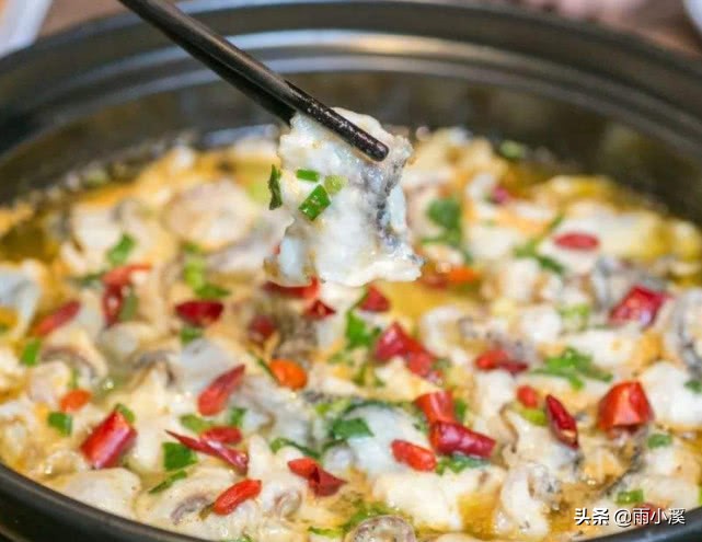 美食推荐：鱼火锅的家庭做法，鱼肉鲜嫩香辣爽口