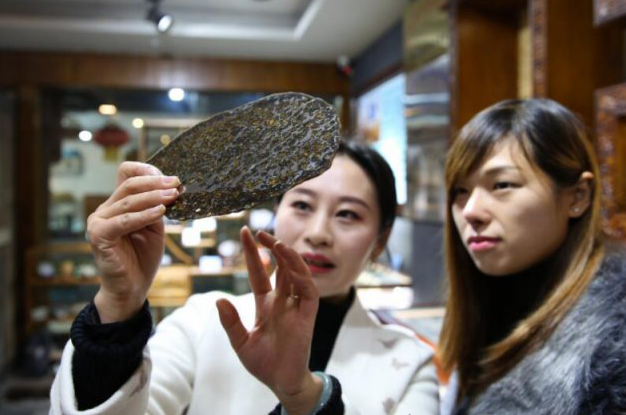 贵州90后女孩捡到价值32亿的陨石，她卖了吗？现状如何？