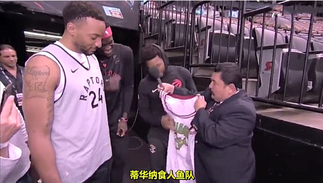 庫里脫口秀采訪（NBA總決賽爆笑采訪：庫里為詹皇簽名，一問題讓勇士眾將面紅耳赤）