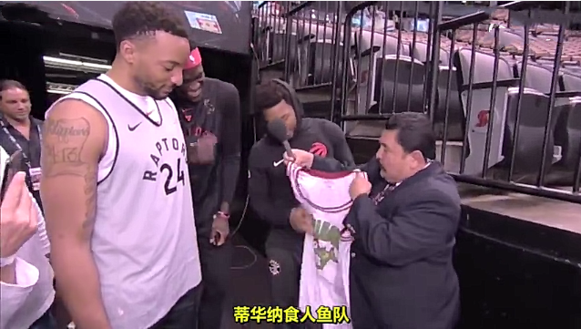 库里脱口秀采访（NBA总决赛爆笑采访：库里为詹皇签名，一问题让勇士众将面红耳赤）