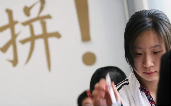 当年16岁广东女孩说出：“懒得考清华北大”，她最终考了多少分？